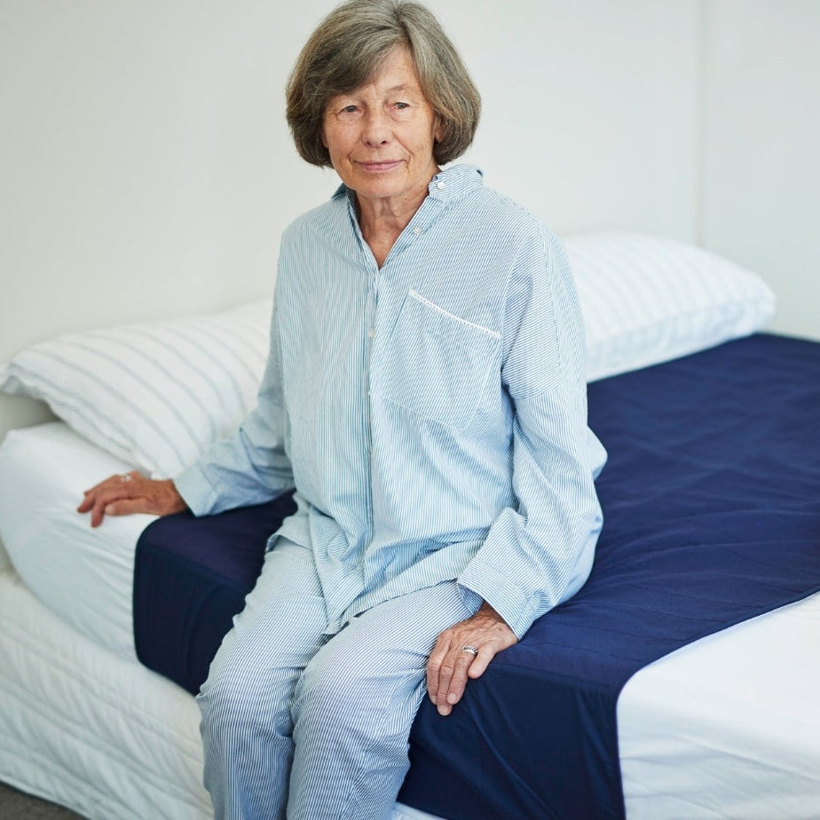 Elderly women sit on waterproof bed - navypad - navy